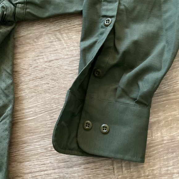 Men’s forest green Vertex button down with mesh side. Like NEW condition - Picture 4 of 6
